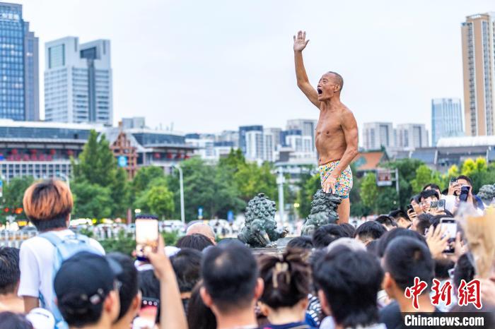 述评:为何天津“跳水大爷”能入选年度慈孝人物? 第2张 述评:为何天津“跳水大爷”能入选年度慈孝人物? 第2张
