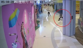 晨意帮忙丨女子在商场被骑平衡车男童撞伤索赔遇阻，男孩家属：表示歉意，但商场担主责