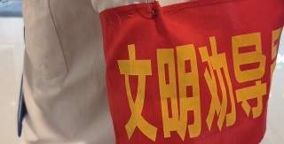 晨意帮忙丨女子在商场被骑平衡车男童撞伤索赔遇阻，男孩家属：表示歉意，但商场担主责