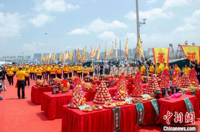 广西北海侨港开海嘉年华 “头鲜	”拍卖被一扫而空  第2张