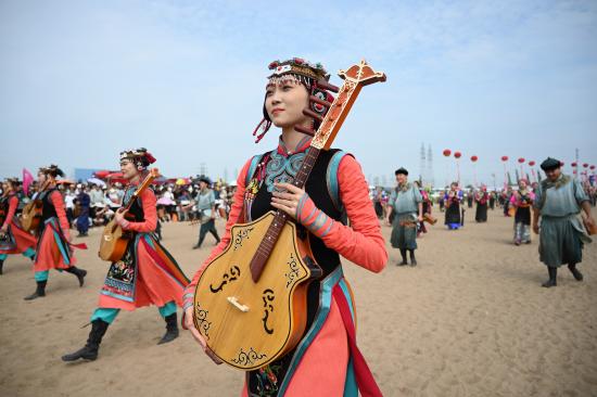 甘肃张掖：平山湖大峡谷群峰耸立 红色砂砾岩层层次清晰  第11张