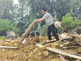 绵阳一村民在外务工家中老宅被拆，镇政府回应：系施工方误拆