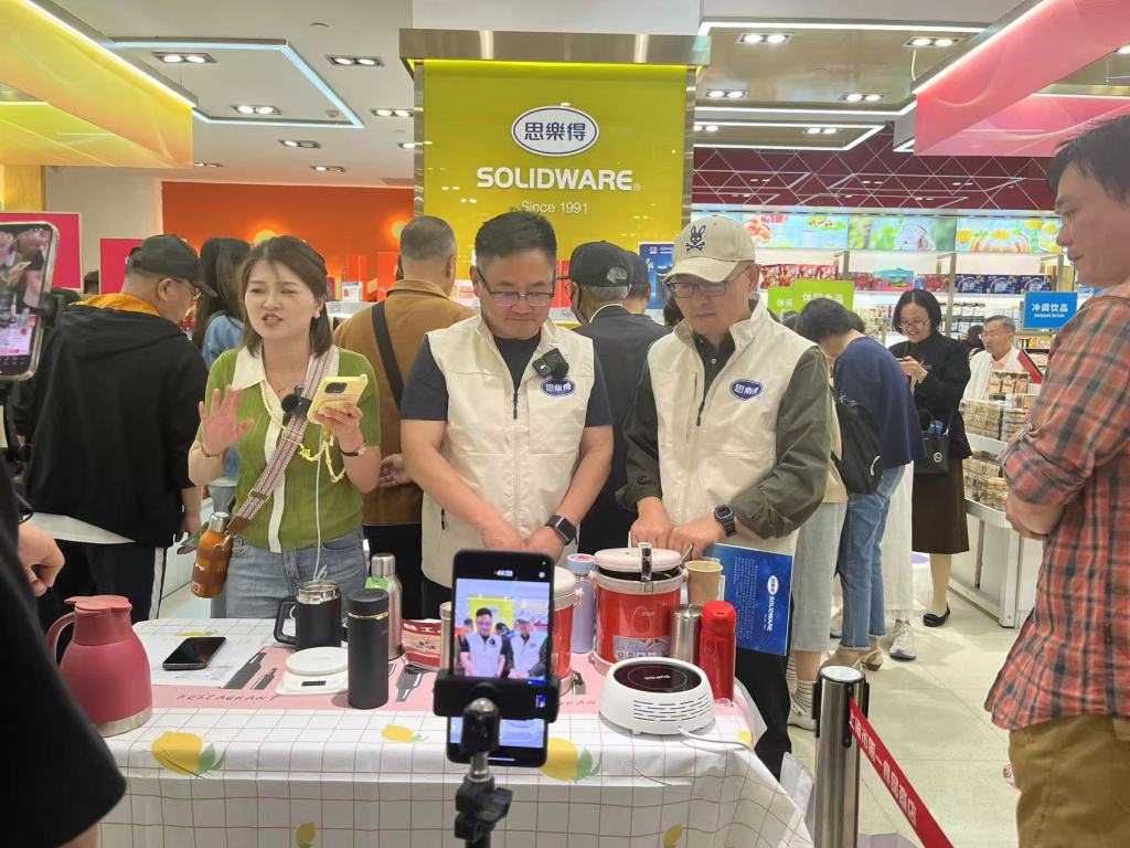 韧性十足的中国外贸企业：“不倒翁”被摁下去，还会再弹起来  第2张